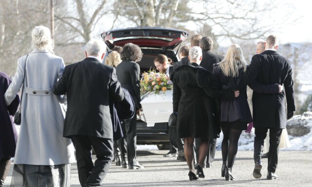 SISTE FARVEL: Venner og familie tok et siste farvel med Åsleik Engmark, da han ble bisatt fra Grefsen kirke torsdag. Foto: NTB Scanpix SISTE FARVEL: Venner og familie tok et siste farvel med Åsleik Engmark, da han ble bisatt fra Grefsen kirke torsdag. Foto: NTB Scanpix